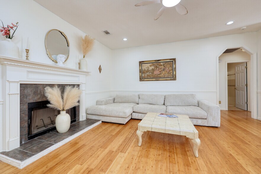 Building Photo - 1335 Maplebrook Dr