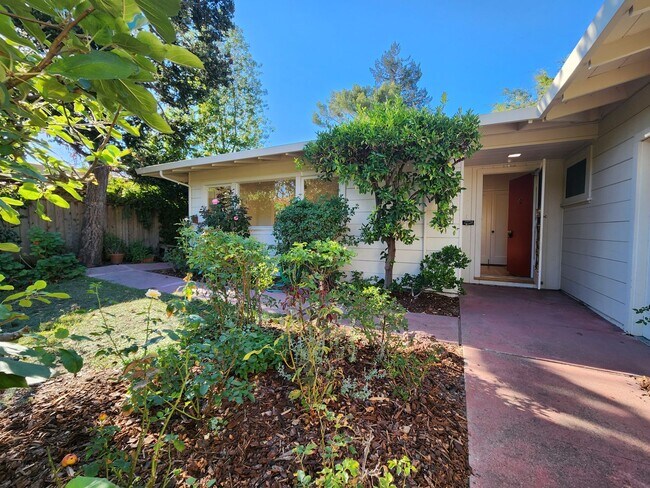 Building Photo - Charming three-bedroom, two-bath home in Midtown Palo Alto.