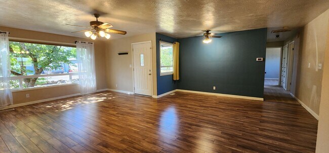 Building Photo - 3 Bedroom/2 Bath single story home