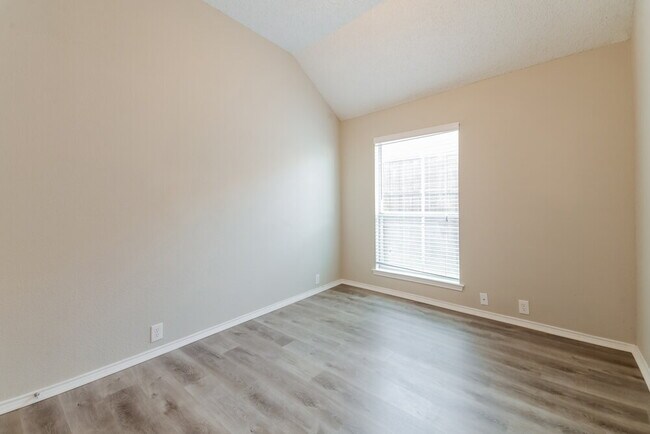 Building Photo - 742 River Oak Way