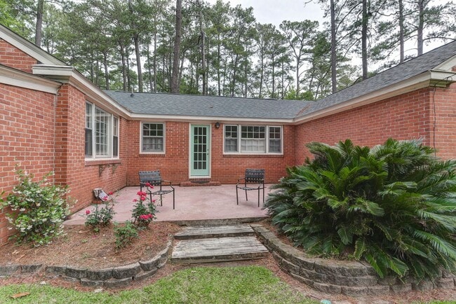 Building Photo - Charming 3 Bedroom, 2 Bath All-Brick Bunga...