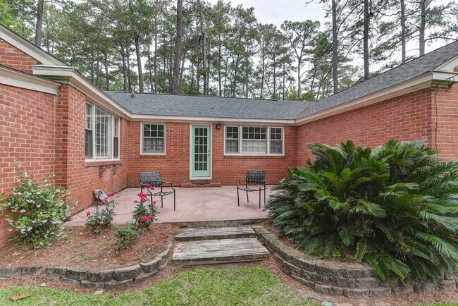 Building Photo - Charming 3 Bedroom, 2 Bath All-Brick Bungalow with Garage!