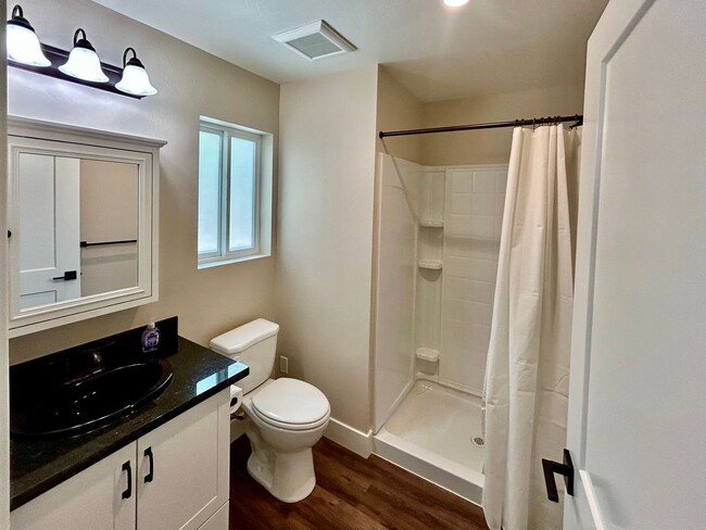 Building Photo - $1,650 Clovis Cottage - 1 Bed 1 bath, Stud...