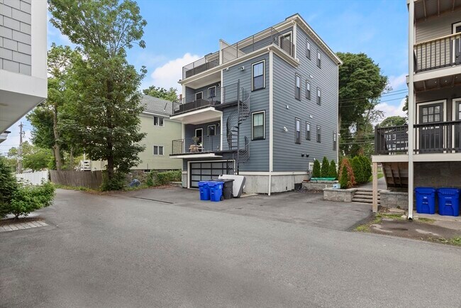 Building Photo - 10 Hallet St