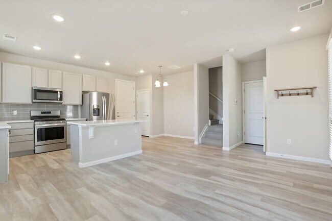 Building Photo - Spacious 3 Bed, 2.5 Bath Townhome in Prime Lakewood Location - Solar