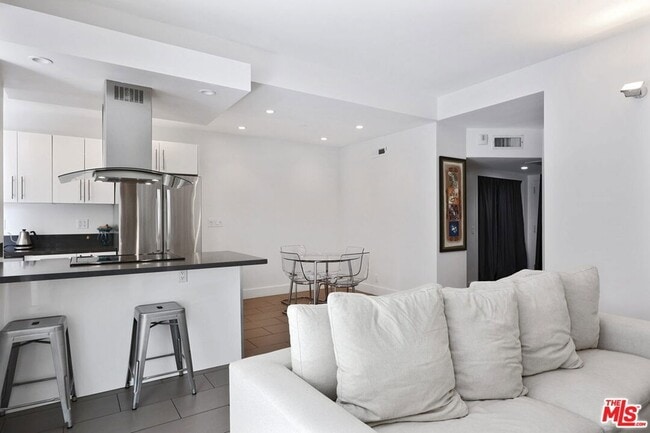 Building Photo - 7250 Franklin Ave