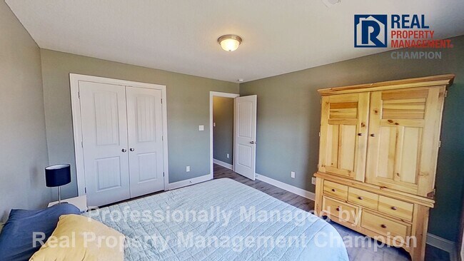 Building Photo - Gorgeous 4 BD/3.5 BA Executive Home w/Spacious Fenced Yard