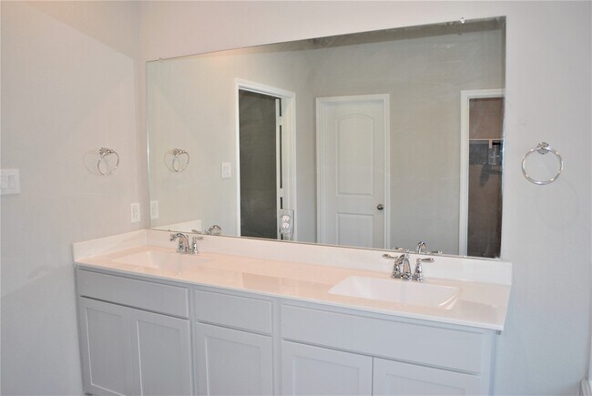 Building Photo - 14131 Lake Lodge Dr