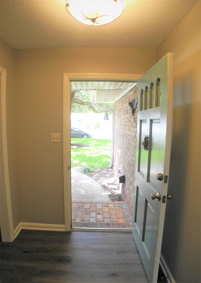 Building Photo - 108 Montague Rd