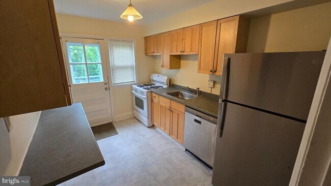 Building Photo - 6148 Parkway Dr