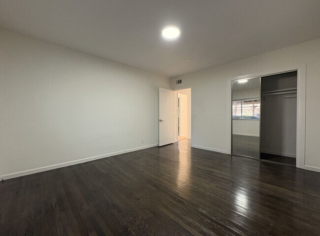 Building Photo - Charming 2 Bedroom, 2 Bathroom Home in Redwood City