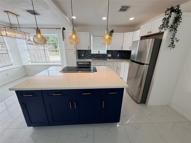 Building Photo - 15865 Ridgeroe Ln