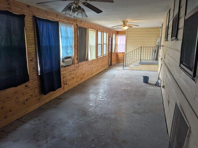 Building Photo - Spacious 4 Bed 2 Bath with Enclosed Patio and Stainless Steel Appliances