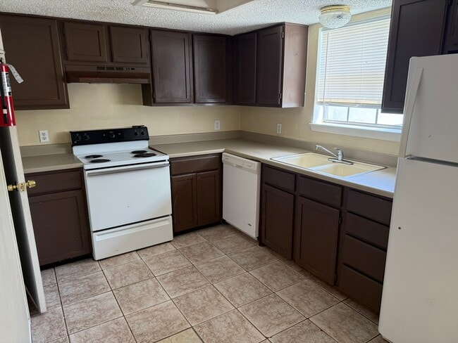 Building Photo - 6106 Wilderock Dr