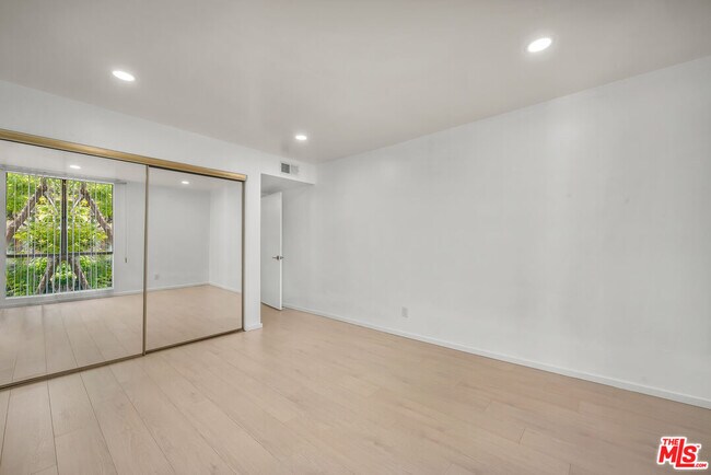 Building Photo - 406 N Oakhurst Dr