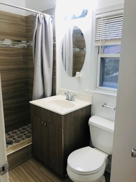 Building Photo - 2922 E Cold Spring Ln