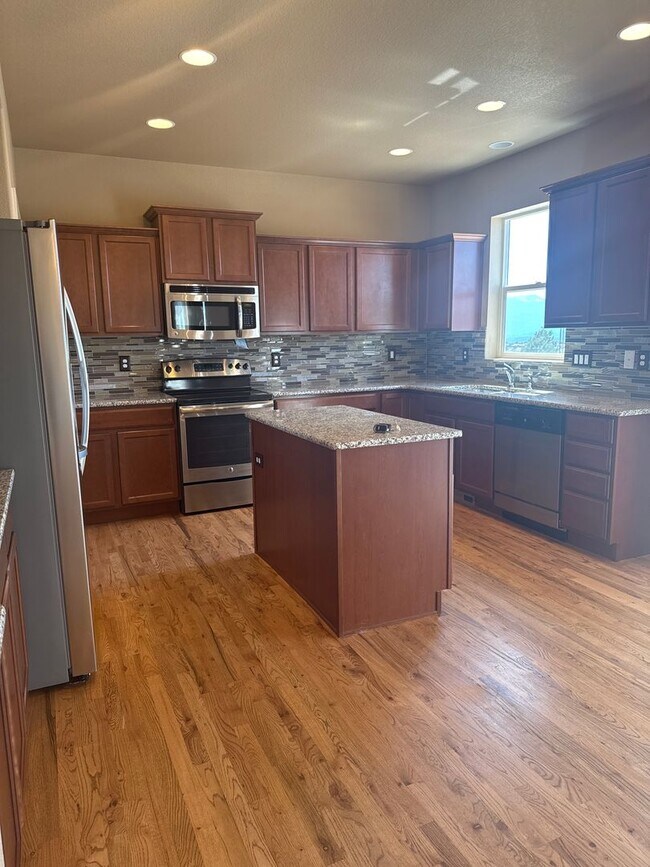 Building Photo - Pine Creek Beauty! 5 bedroom, 3.5 bath Home