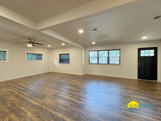 Building Photo - Fully renovated 3 Bedroom Home in Fort Wal...