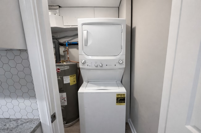 Building Photo - Charming Updated 2BR Rowhome with Modern Kitchen & Washer/Dryer