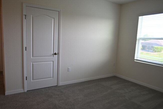 Building Photo - 1341 Middle Lk Dr