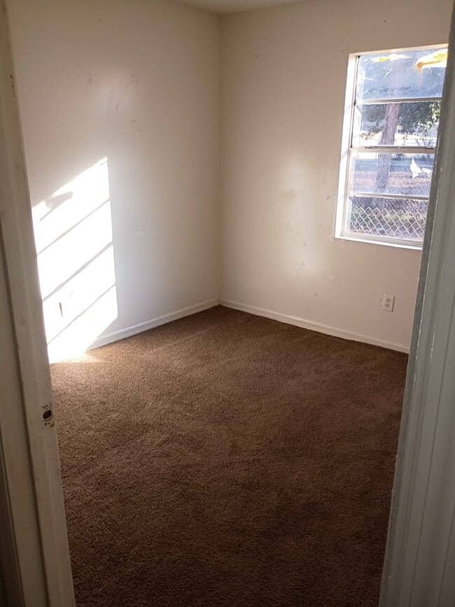 Building Photo - 705 S Van Buren St