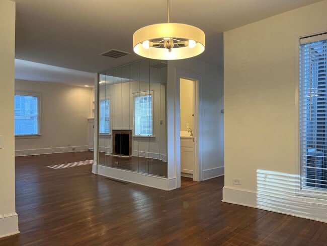 Building Photo - Very Spacious 2/2.5 Condo w/ Off-Street Pa...