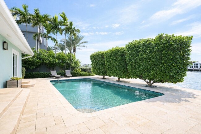 Building Photo - 3018 NE 26th St