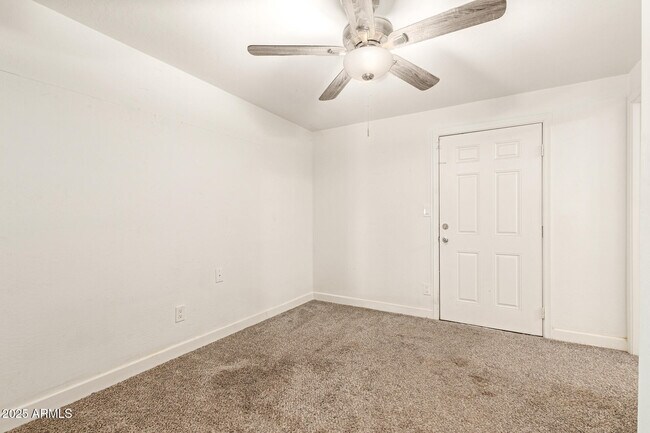 Building Photo - 407 E Eason Ave