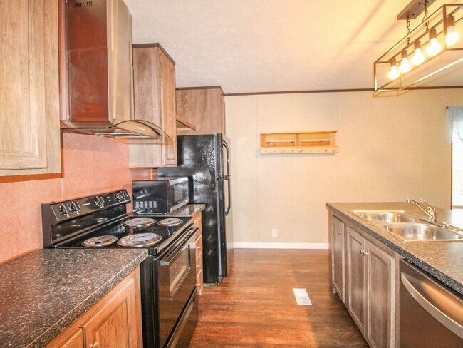Building Photo - Nice home on a wooded lot! Minutes from Athens!