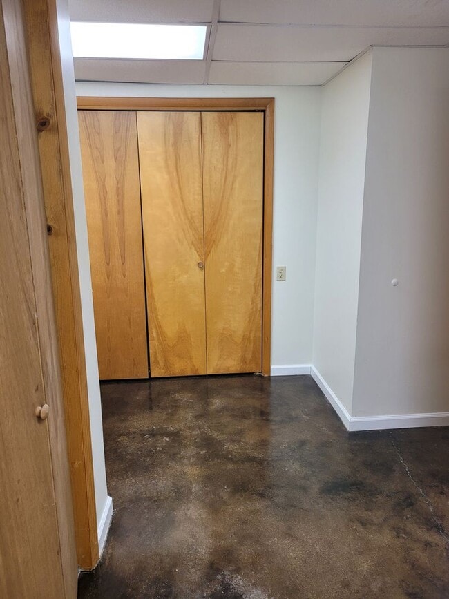 Building Photo - 4 bedroom Townhouse on Bloomington's South Side; Located in The Woodlands!