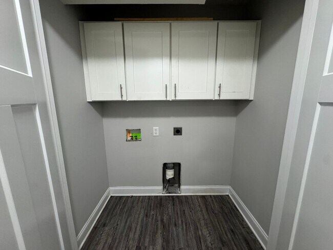 Building Photo - Spacious five bedroom, two bathroom home steps from WKU