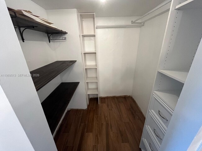 Building Photo - 271 W Park Dr