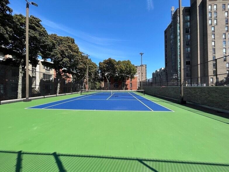 Building Photo - 33 Pond Ave