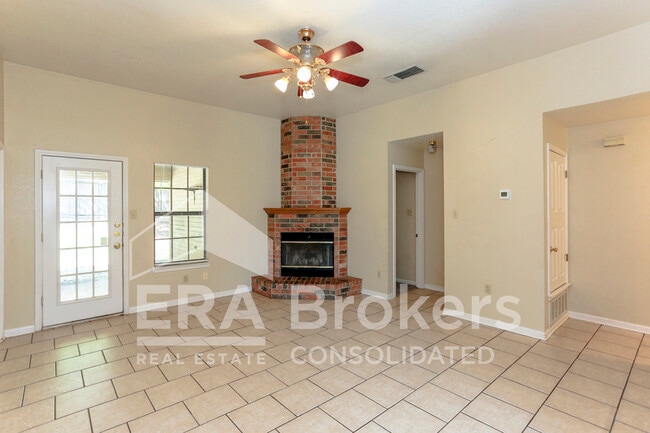 Building Photo - 800 Silver Creek Dr