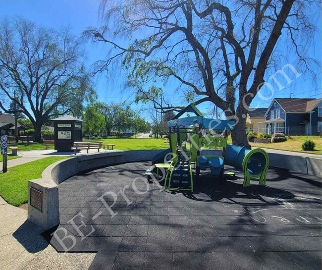 Building Photo - Central Tacoma Rambler