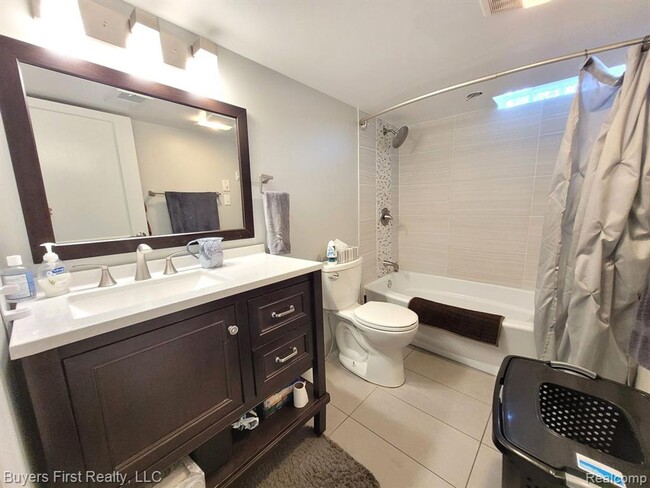 Building Photo - Newly Renovated 7BR – Modern Kitchen + Bath