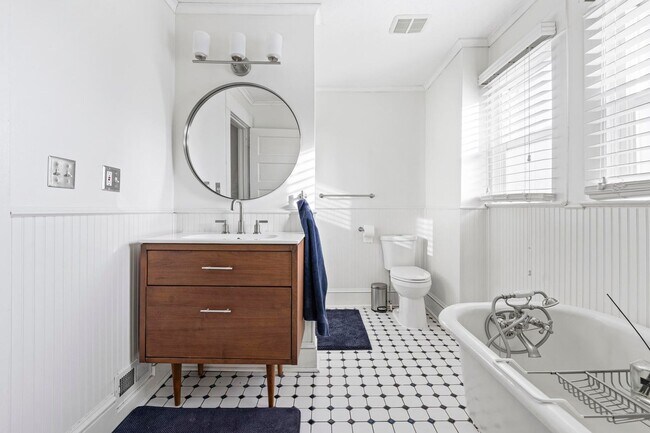 Building Photo - Spacious, historic 3-bdrm/1.5-bath home in...
