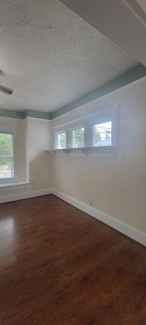 Building Photo - Downstairs unit @1034 NE Davis St - Lowere...