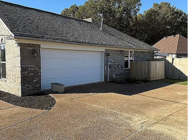 Building Photo - 1481 Middle School Rd