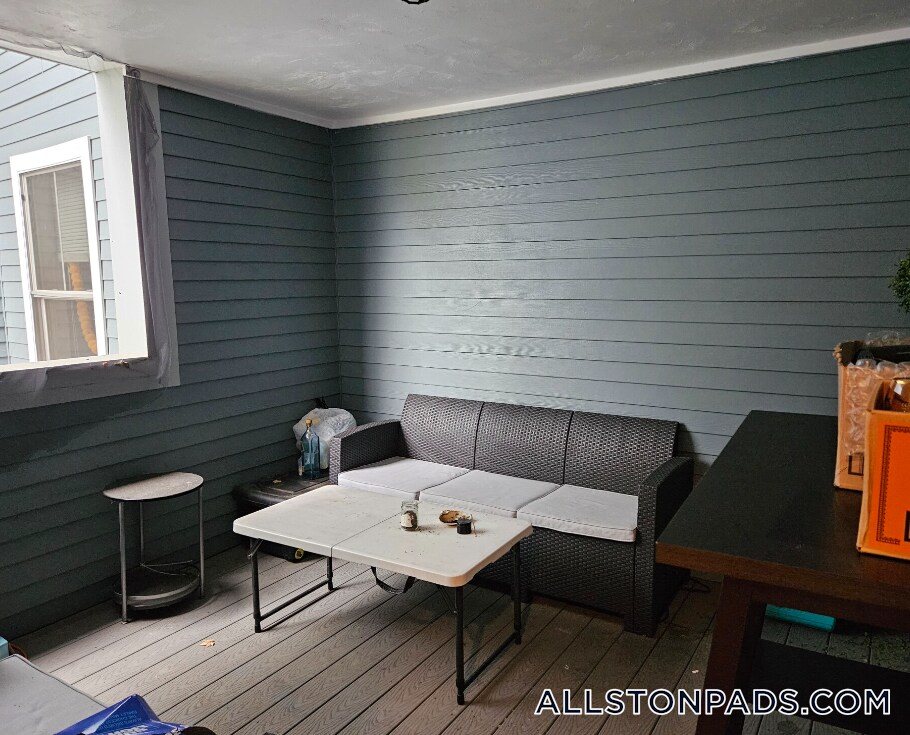 Building Photo - 14 Fern St