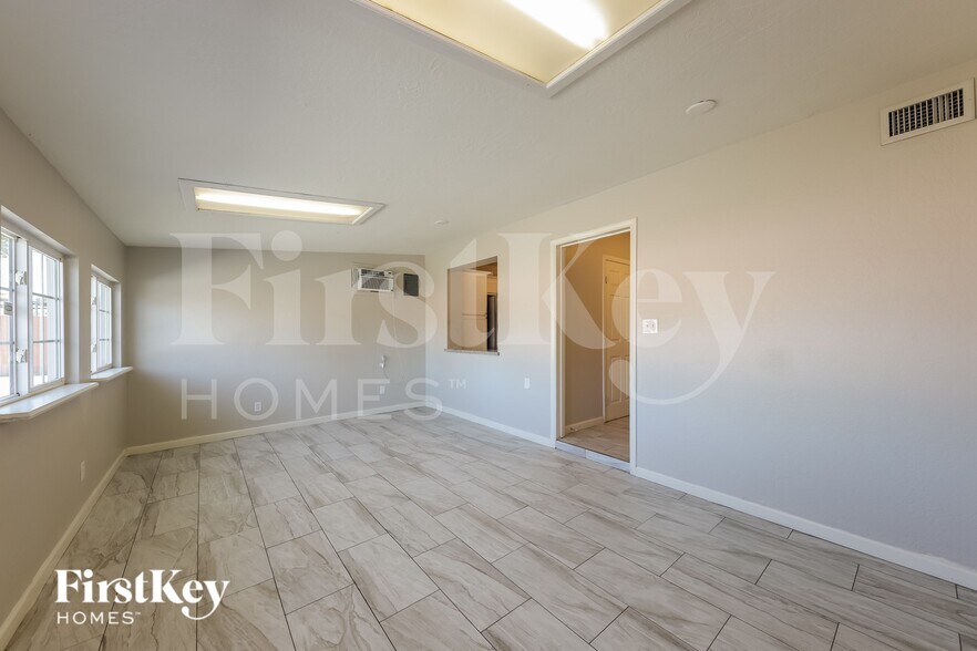 Building Photo - 1308 W Elm St