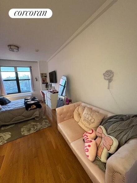 Building Photo - 212 W 91st St