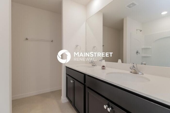 Building Photo - 5 Bedroom Pet-Friendly Home in Mascotte, FL with Main Street Renewal