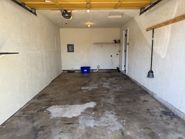 Building Photo - 2 bedroom 1 bath duplex in Cottage Grove!