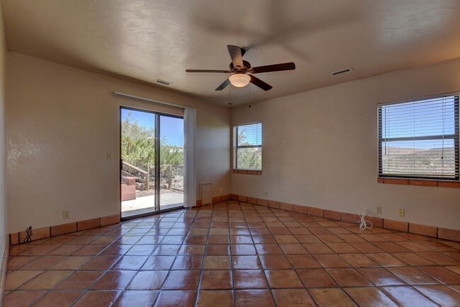 Building Photo - Home in Cliff Rose!
