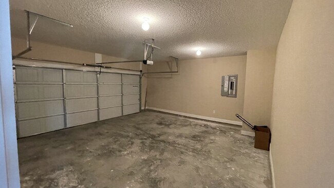 Building Photo - Home For Rent