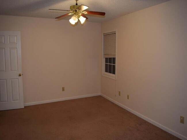 Building Photo - 2065 Vernon Commons