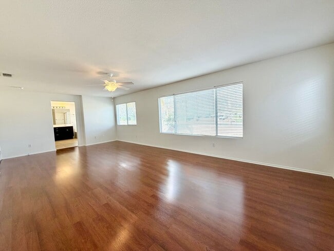 Building Photo - Spacious Oak Creek Cul-de-Sac Home with 5 Bedrooms & 3-Car Garage