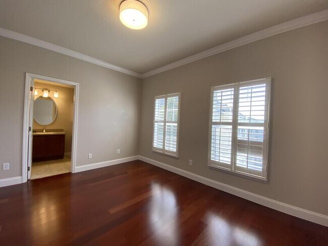 Building Photo - 4570 Virginia Dr
