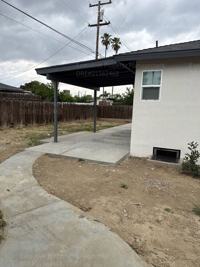 Building Photo - Remodeled 3-bedroom, 2-bath home near Ming Ave/ S. H St